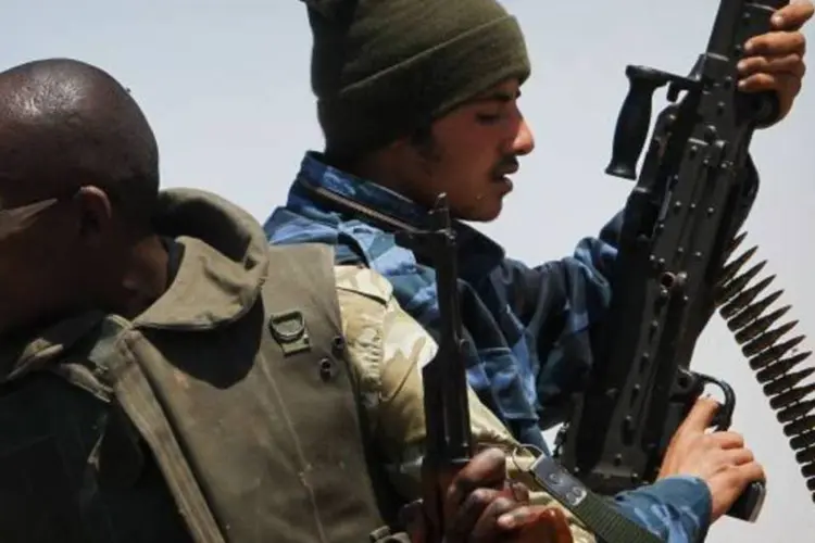Otan interfere em um cenário de combate entre rebeldes com o governo líbio (Chris Hondros/Getty Images)