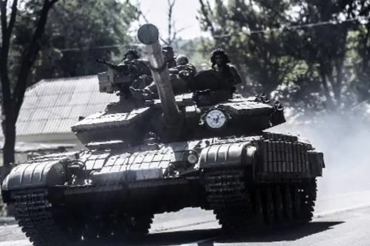Rebeldes ucranianos em tanque em Donetsk: 43 pessoas ficaram feridas (Bulent Kilic/AFP)