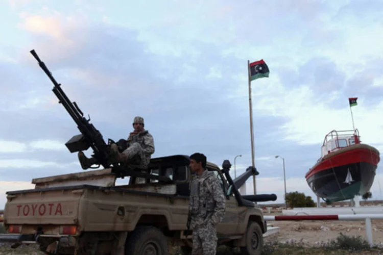 
	Rebeldes montam guarda em frente ao terminal de exporta&ccedil;&atilde;o Es Sider, em Ras Lanuf
 (Esam Omran Al-Fetori/Reuters)