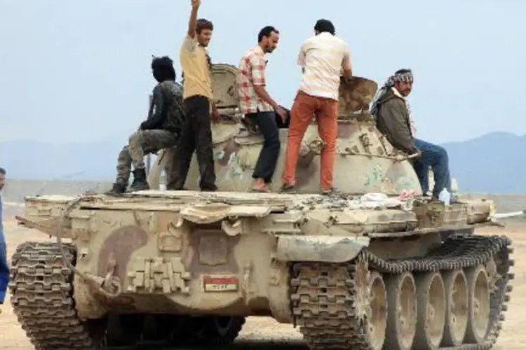 Milicianos xiitas huthis assumiram o controle da base, que havia sido abandonada no sábado pelos soldados americanos que a utilizavam (Saleh al-Obeidi/AFP)