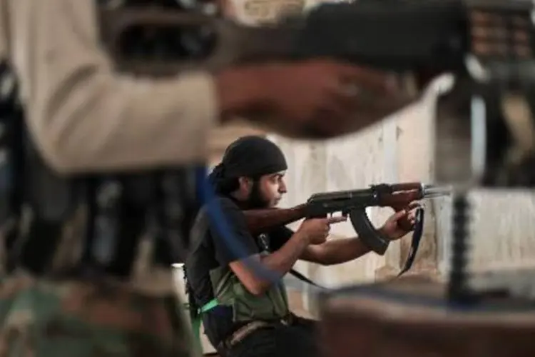 
	Rebeldes enfrentam o EI: cidade curdo-s&iacute;ria de Kobani sofre press&atilde;o dos jihadistas
 (Ahmed Deeb/AFP)