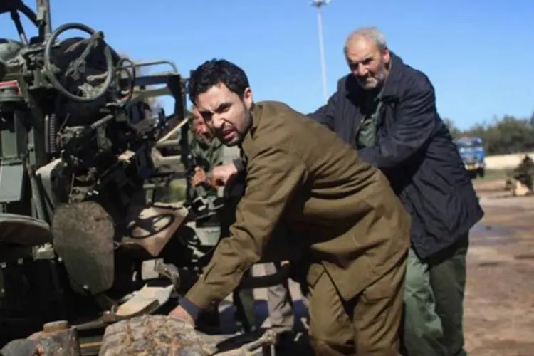 Rebeldes na Líbia armam artilharia antiaérea: tribo louvou quem se juntou à oposição (John Moore/Getty Images)