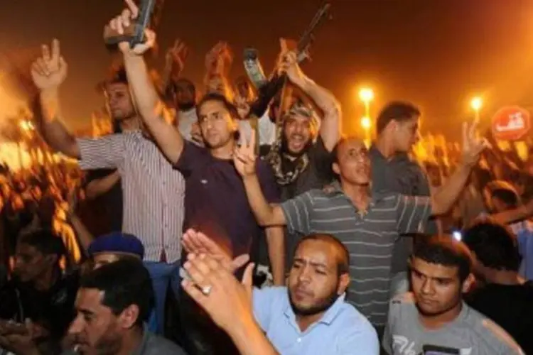 Rebeldes líbios: manifestantes exibiam símbolos da antiga monarquia do país (Saeed Khan/AFP)