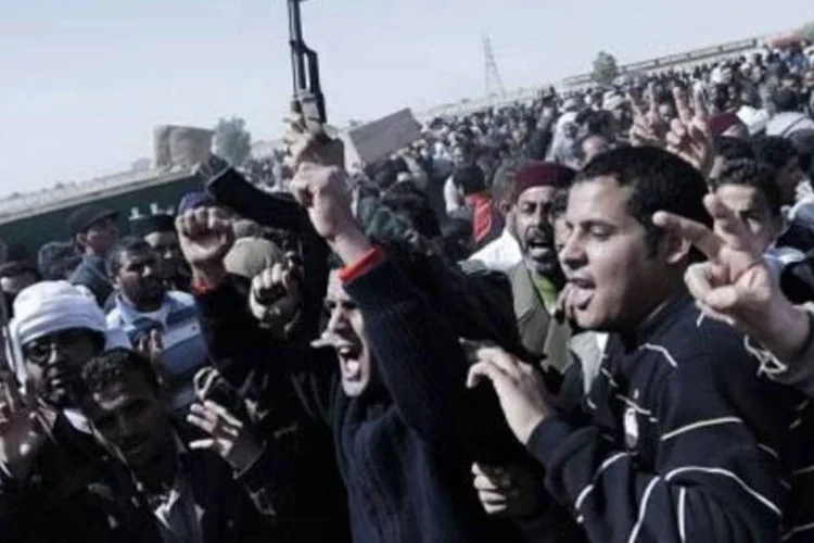 Rebeldes se manifestam em Brega, na Líbia: mais de 6 mil mortos segundo a ONU (Gianluigi Guercia/AFP)