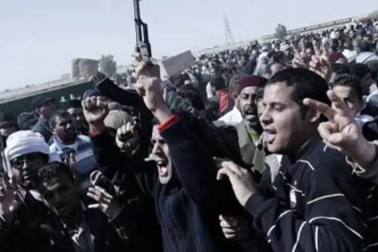 Rebeldes se manifestam em Brega: intenção do Governo britânico é enviar outra equipe à Líbia (Gianluigi Guercia/AFP)