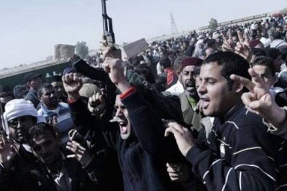 Confrontos na Líbia: revolta avança no leste e Kadafi no oeste