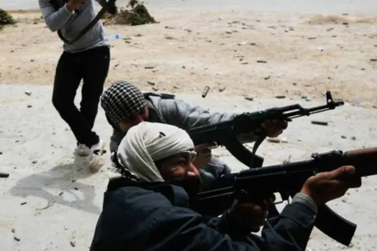 Rebeldes líbios armados com fuzis: ministro francês deve visitar a Rússia (Chris Hondros/Getty Images)