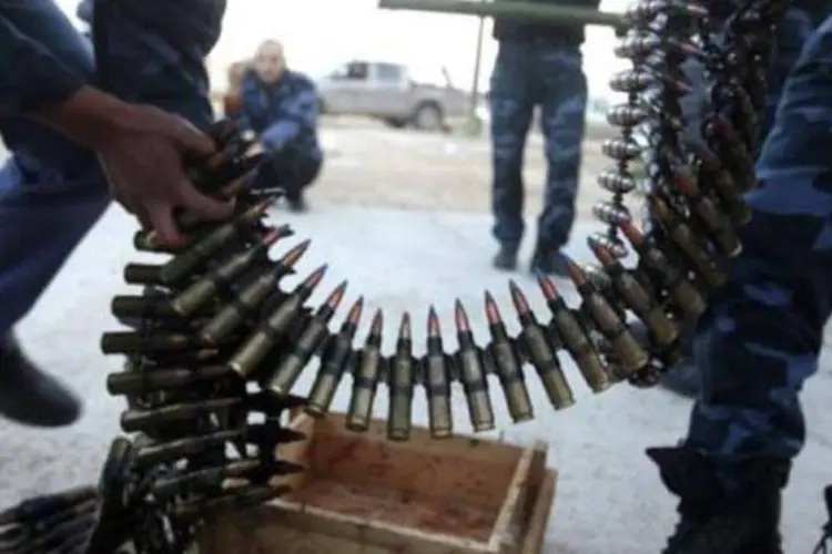 Rebeldes preparam munição na Líbia: ataques de Kadafi seguem em diversas cidades (AFP)