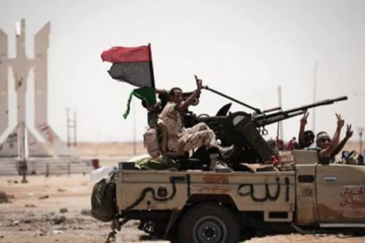 Rebeldes na cidade de Ajdabiya, na Líbia: ajuda humanitária também foi enviada (Gianluigi Guercia/AFP)