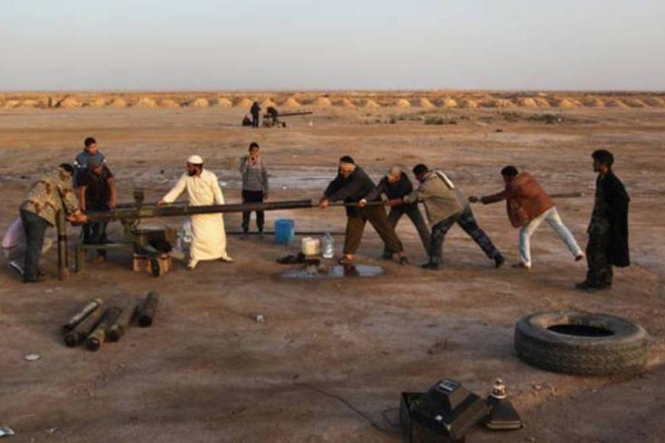 Famílias fogem de Ajdabiya por medo da ofensiva de Kadafi