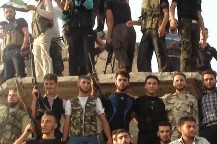 Rebeldes do Exército Livre da Síria perto de Homs (Shaam News Network/Reuters)