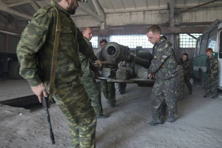 
	Rebeldes pr&oacute;-R&uacute;ssia: Kiev e o Ocidente acusam a R&uacute;ssia de desestabilizar a Ucr&acirc;nia ao fornecer dinheiro, armamentos e suprimentos aos rebeldes
 (Shamil Zhumatov/Reuters)