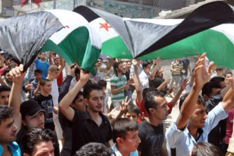 Sírios protestam no bairro Shaar, em Aleppo: rebeldes dominaram posto estratégico que lhes permite enviar munições a companheiros que estão na segunda maior cidade do país (Pierre Torres/AFP)