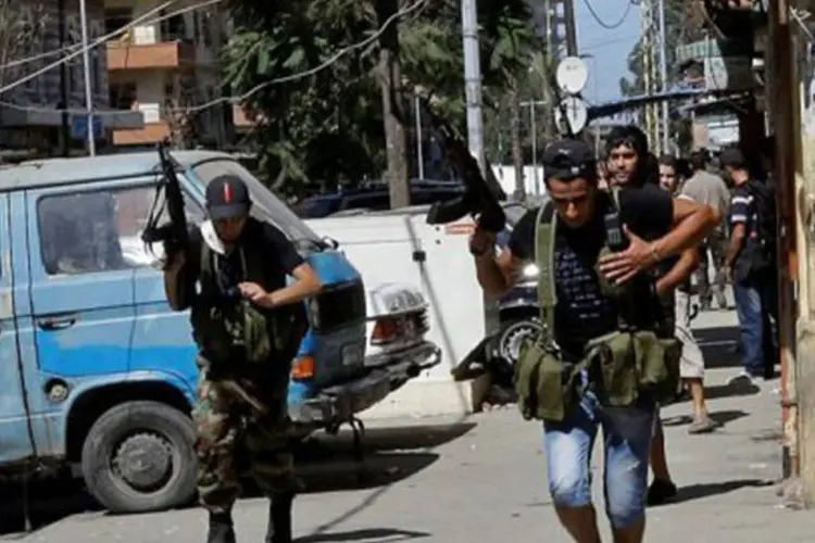 
	Rebeldes armados na S&iacute;ria: Tamb&eacute;m foram castigadas pelos bombardeios outras cidades de Idlib
 (AFP)