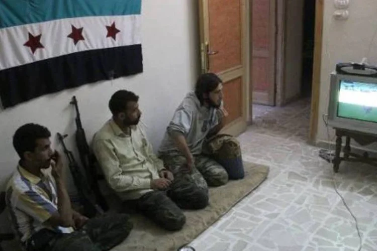 
	Rebeldes assistem partida: Copa injeta um pouco de vida na &aacute;rea devastada pela guerra
 (Zein Al-Rifai/Reuters)
