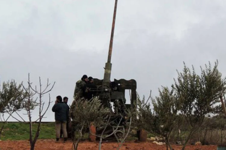 
	Rebeldes manejam uma arma anti-a&eacute;rea no aeroporto militar de Taftanaz: esse controle &eacute; o mais importante de uma base a&eacute;rea desde o in&iacute;cio da revolta contra o regime Assad
 (AFP)