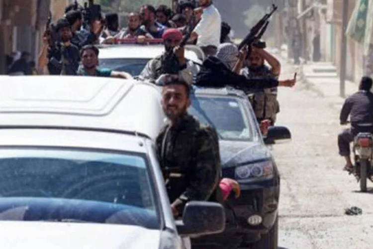 
	Rebeldes s&iacute;rios na cidade de Qusayr:&nbsp;Os &uacute;ltimos confrontos, que duraram uma semana e terminaram no dia 26 de maio, deixaram 31 mortos e 212 feridos.
 (AFP)