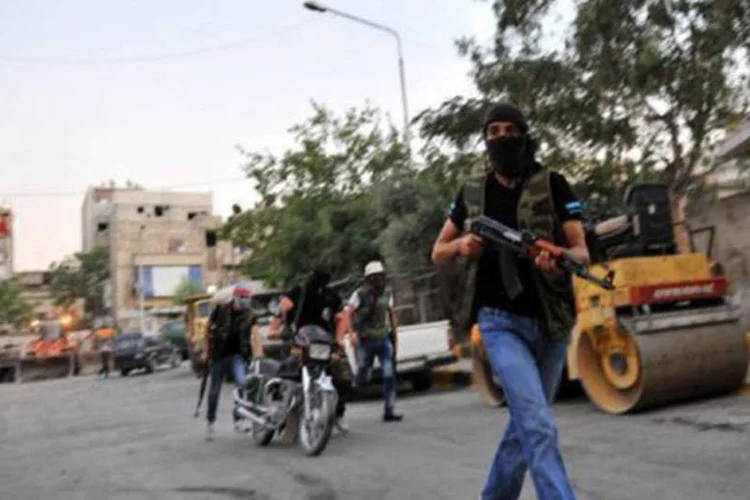 Rebeldes sírios em Aleppo: fonte militar afirma que regime sírio matou 400 supostos terroristas (Bulent Kilic/AFP)