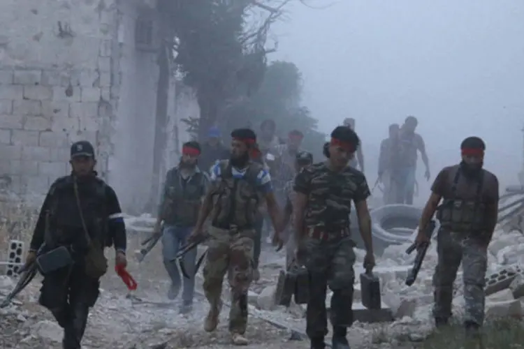 Rebeldes sírios: grupo oposicionista de monitoramento Observatório Sírio para os Direitos Humanos disse que a explosão ocorreu na periferia da cidade de Ma'arat al-Nu'man, em Idlib (Hasen Gareb/Reuters)