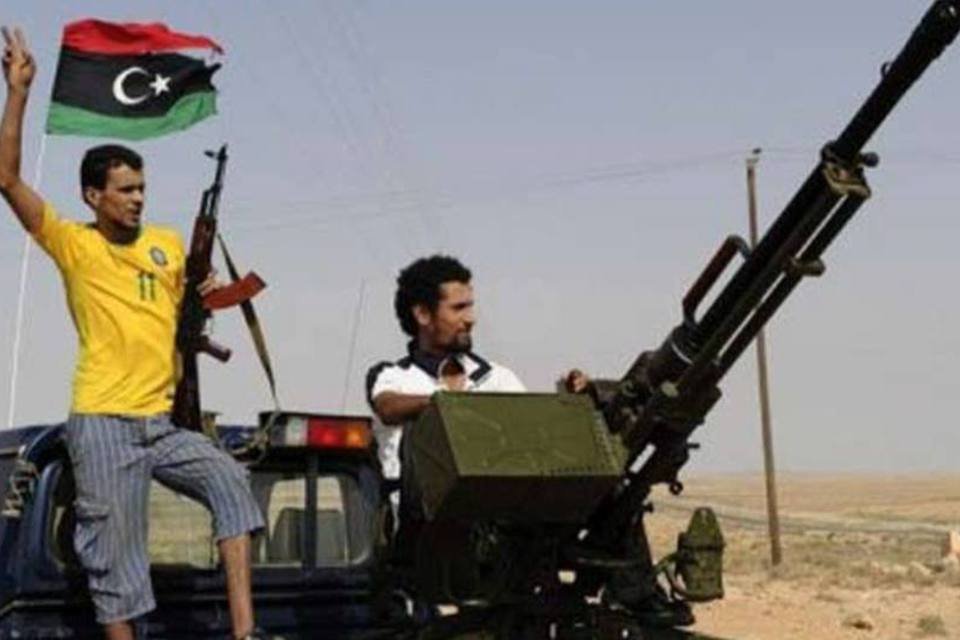 Combatentes líbios do CNT avançam em Bani Walid, reduto de Kadafi