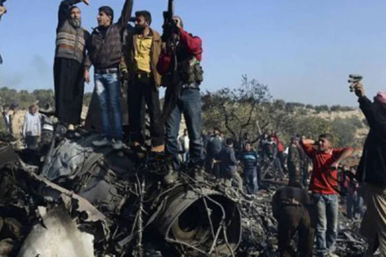 
	Destro&ccedil;os de avi&atilde;o de combate do ex&eacute;rcito s&iacute;rio abatido pelos rebeldes: 15 jornalistas, entre s&iacute;rios e estrangeiros, morreram na S&iacute;ria no exerc&iacute;cio da atividade desde o in&iacute;cio do conflito
 (Francisco Leong/AFP)