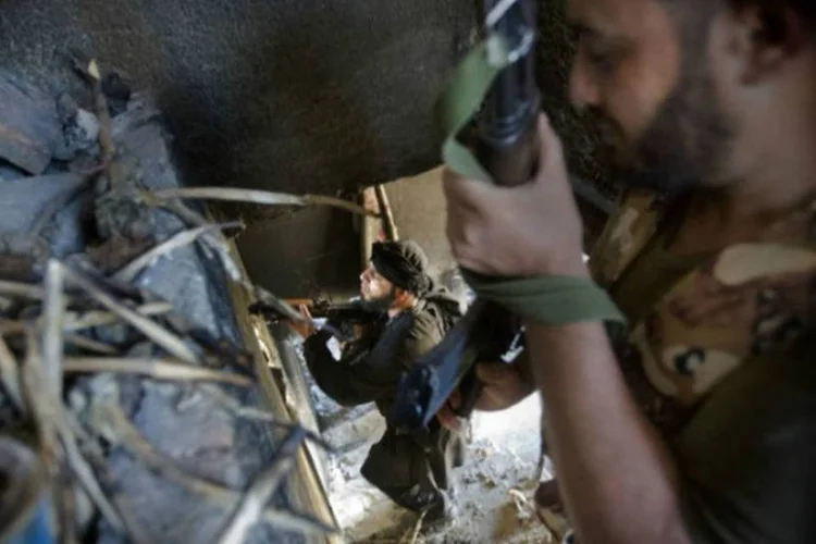 
	Rebeldes s&iacute;rios na cidade de Aleppo: os membros da Uni&atilde;o Europeia debater&atilde;o nesta segunda-feira em Bruxelas uma poss&iacute;vel suspens&atilde;o do embargo de armas para a oposi&ccedil;&atilde;o s&iacute;ria
 (AFP / Ricardo Garcia Vilanova)