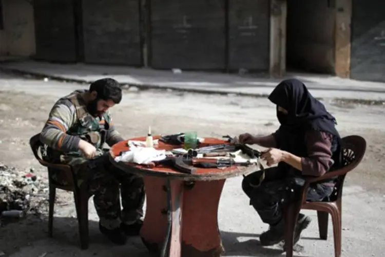 Rebeldes sírios limpam armas: em meio à violência, Brahimi realizou nesta segunda em Damasco uma nova tentativa para dar uma saída ao conflito sírio (REUTERS)