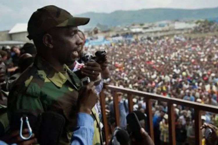 O porta-voz do M23, Vianney Kazarama, discursa em um estádio de Goma: os rebeldes do M23 lutam contra o Exército da República Democrática do Congo (©AFP / Phil Moore)