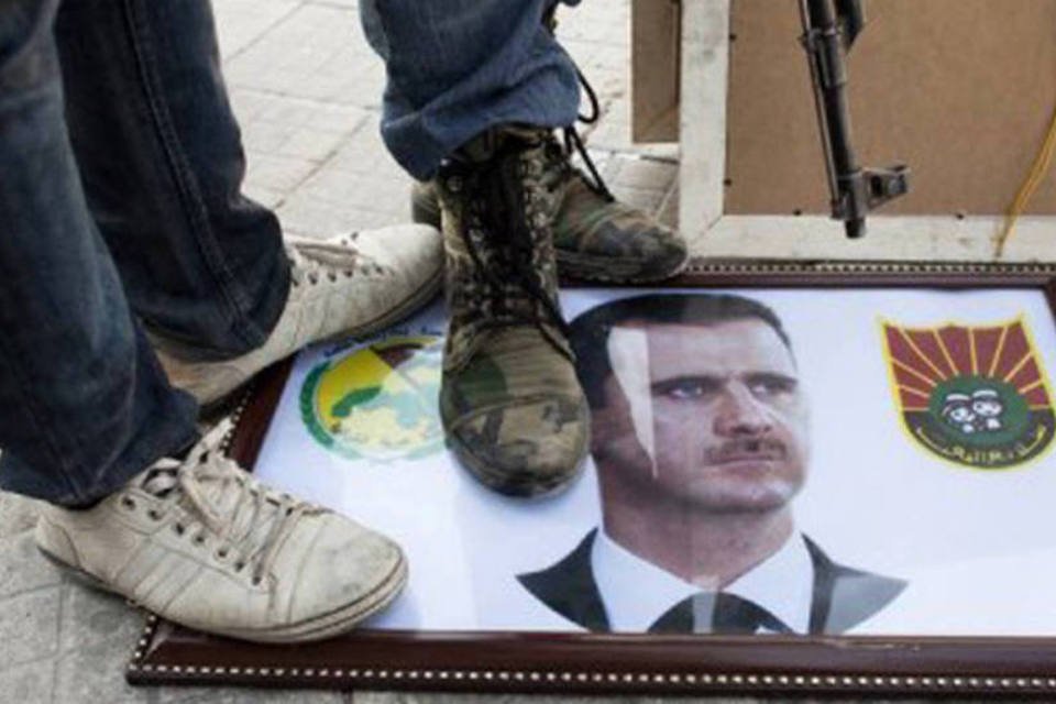 Regime sírio se diz aberto a negociar renúncia de Assad