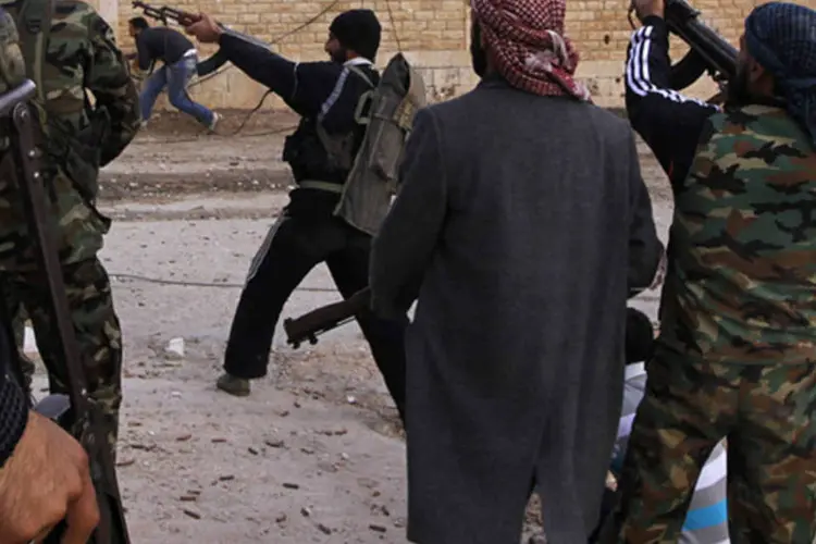 Exército livre enfrenta as forças do regime no Al-Assal Khan, na Síria, neste sábado (REUTERS/Zain Karam)