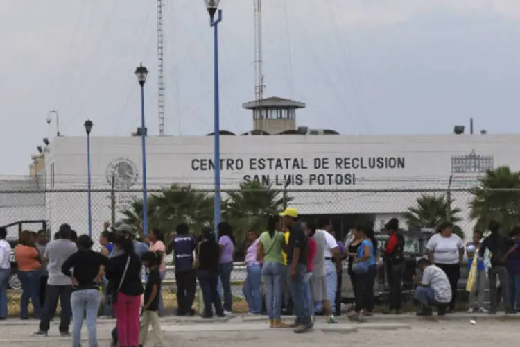 Parentes esperam por notícias do lado de fora do Presídio de La Pila, em San Luis Potosí, no México, após briga que deixou pelo menos 13 mortos (REUTERS/Stringer)