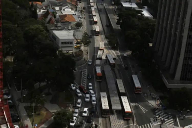 
	Fila de &ocirc;nibus estacionados na Avenida Rebou&ccedil;as, durante greve
 (Nacho Doce/Reuters/Reuters)