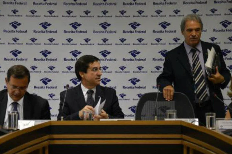 Carlos Roberto Occaso e  Joaquim Adir explicam preenchimento da declaração do IRPF (Agência Brasil/ José Cruz)