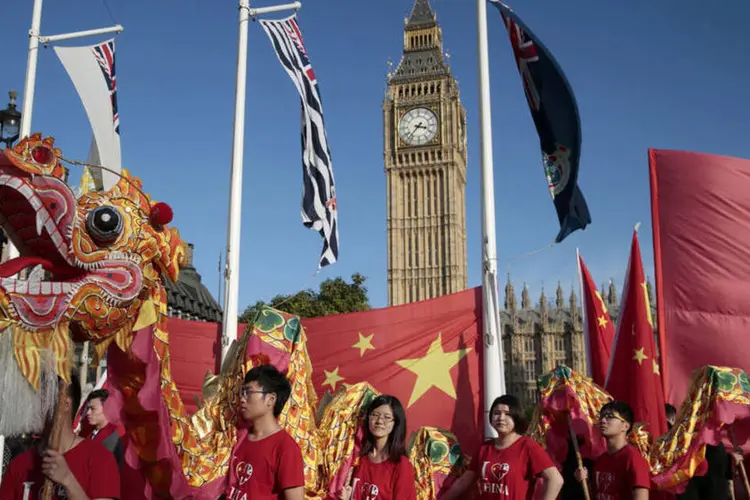 
	Recep&ccedil;&atilde;o do presidente chin&ecirc;s na Inglaterra: capital chin&ecirc;s impulsiona o plano de Londres para promover as usinas como fonte de energia e permite a Pequim destacar sua capacidade industrial no setor
 (Reuters / Suzanne Plunkett)