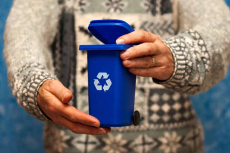 O hábito de não jogar lixo nas ruas foi o mais adotado pelos brasileiros (92%); já a reciclagem subiu de 44% em 2023 para 47% neste ano (GettyImages)