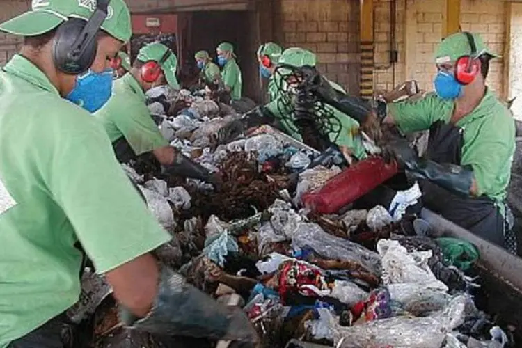 A capital paulista coletou, por meio do programa de coleta seletiva, cerca de 103 toneladas por dia em 2009, 7% do resíduos passíveis de reciclagem. (.)