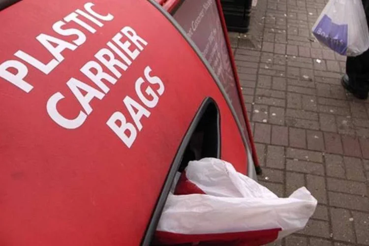 Reciclagem de sacolas plásticas: Itália, França, Dinamarca, Irlanda, China e Suíça já são contra seu uso (Christopher Furlong/Getty Images)