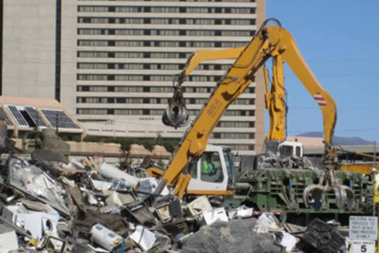 Segundo estudo do IPEA, o país poderia economizar cerca de R$ 8 bilhões por ano se reciclasse todos os resíduos reaproveitáveis (.)