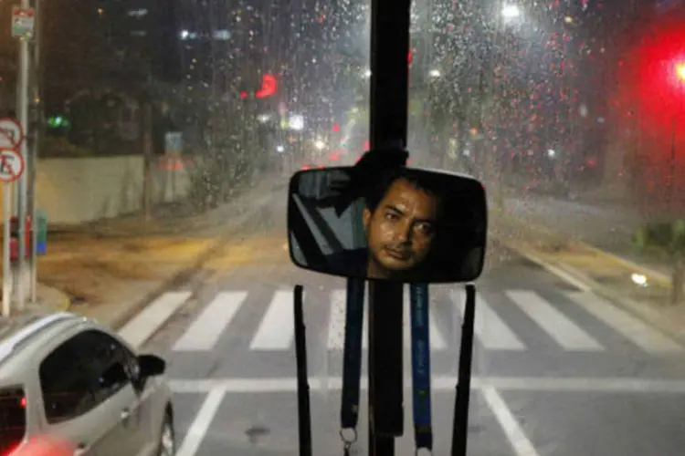 
	O reflexo do motorista aparece no retrovisor de um &ocirc;nibus em Recife
 (REUTERS/Brian Snyder)