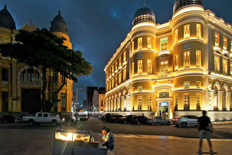 
	Pra&ccedil;a do Marco Zero no Recife Antigo, em Recife (PE): militantes aproveitam o &uacute;ltimo dia antes das elei&ccedil;&otilde;es para ganhar dinheiro com campanhas e ajudar candidatos
 (HEUDES REGIS/ Guia Quatro Rodas)