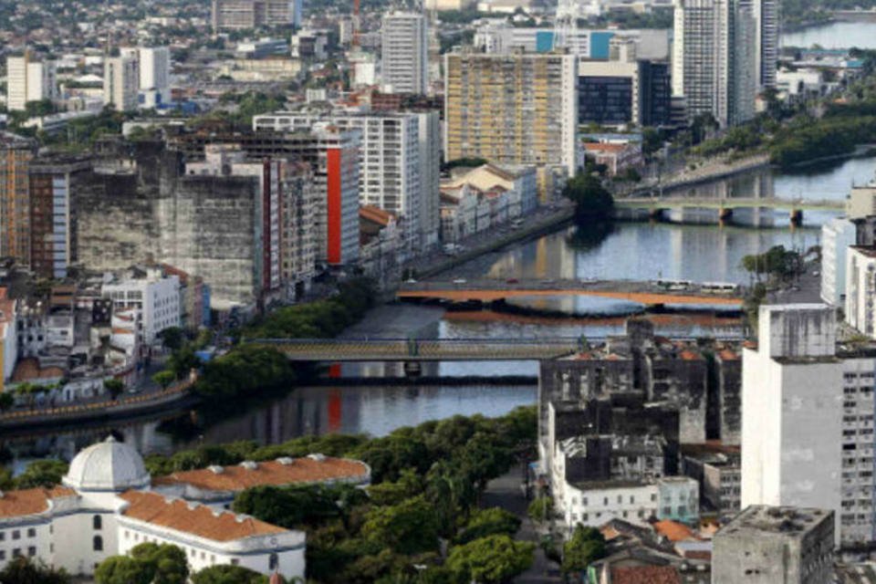 PMs grevistas fazem passeata no centro de Recife