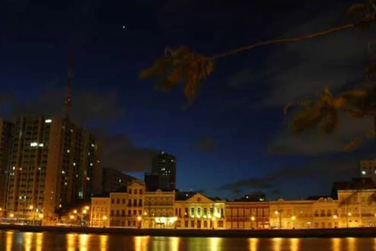 
	Margem do Rio Capibaribe, em Recife: obras de dragagem do rio, que se encontra polu&iacute;do e assoreado, tiveram in&iacute;cio em abril do ano passado, com previs&atilde;o de conclus&atilde;o em setembro
 (Quatro Rodas)