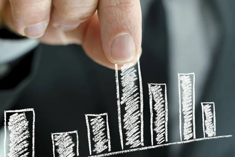
	Homem aponta coluna em gr&aacute;fico: A&ccedil;&otilde;es da Alupar, Cielo e BB Seguridade s&atilde;o as mais recomendadas pelas corretoras no m&ecirc;s
 (Gajus/Thinkstock)