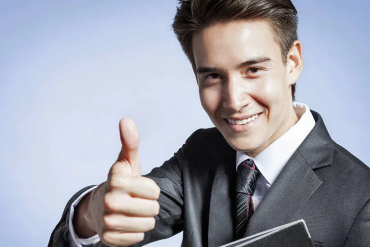 
	Homem faz sinal de recomenda&ccedil;&atilde;o: A&ccedil;&otilde;es do Ita&uacute; Unibanco s&atilde;o as mais recomendadas para o m&ecirc;s de julho
 (kieferpix/Thinkstock)