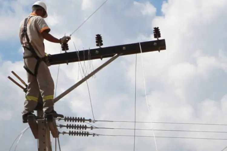 Trabalho de reconstrução da rede de energia em Teresópolis: 80 quilômetros já foram recuperados (Eduardo Monteiro/EXAME.com)