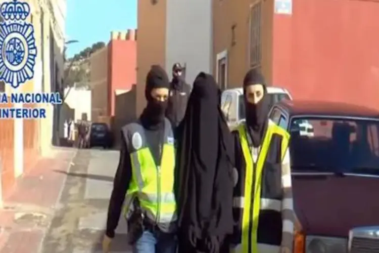 Vídeo mostra agentes prendendo uma mulher em um local não divulgado na Espanha (HO/AFP)