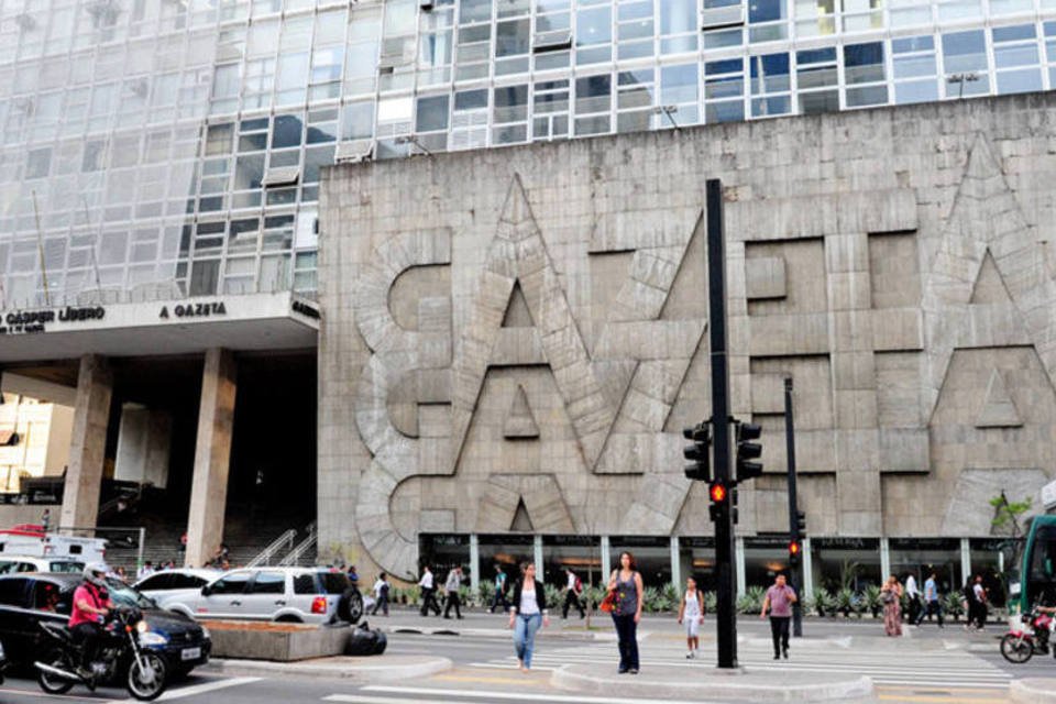 Edifício Gazeta vira parede de escalada em ação da Red Bull