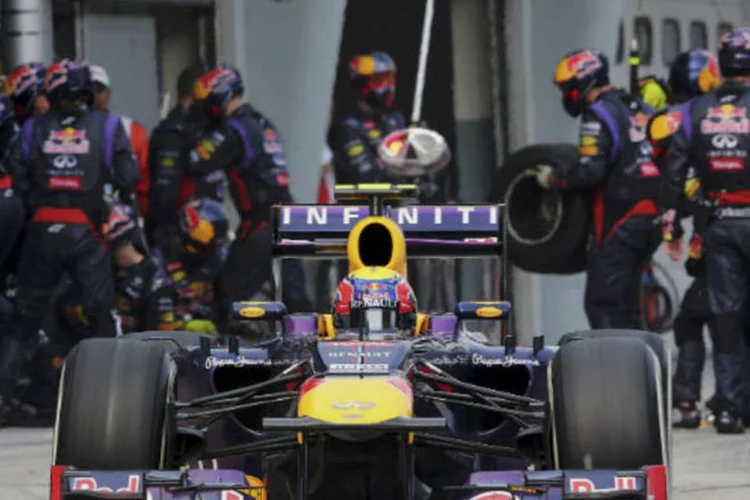 Piloto australiano Mark Webber deixa box da Red Bull após realizar pit stop em corrida da Fórmula 1 (REUTERS / Raymond Ho)