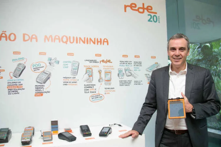 Rede: Fernando Chacon, presidente da empresa, com novo modelo de pagamento eletrônico em mãos (Divulgação Rede)