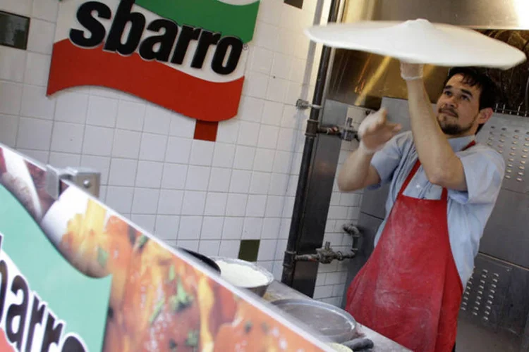 Cozinheiro prepara uma pizza em um restaurante da rede Sbarro, em Columbus, Ohio (Jay LaPrete/Bloomberg)